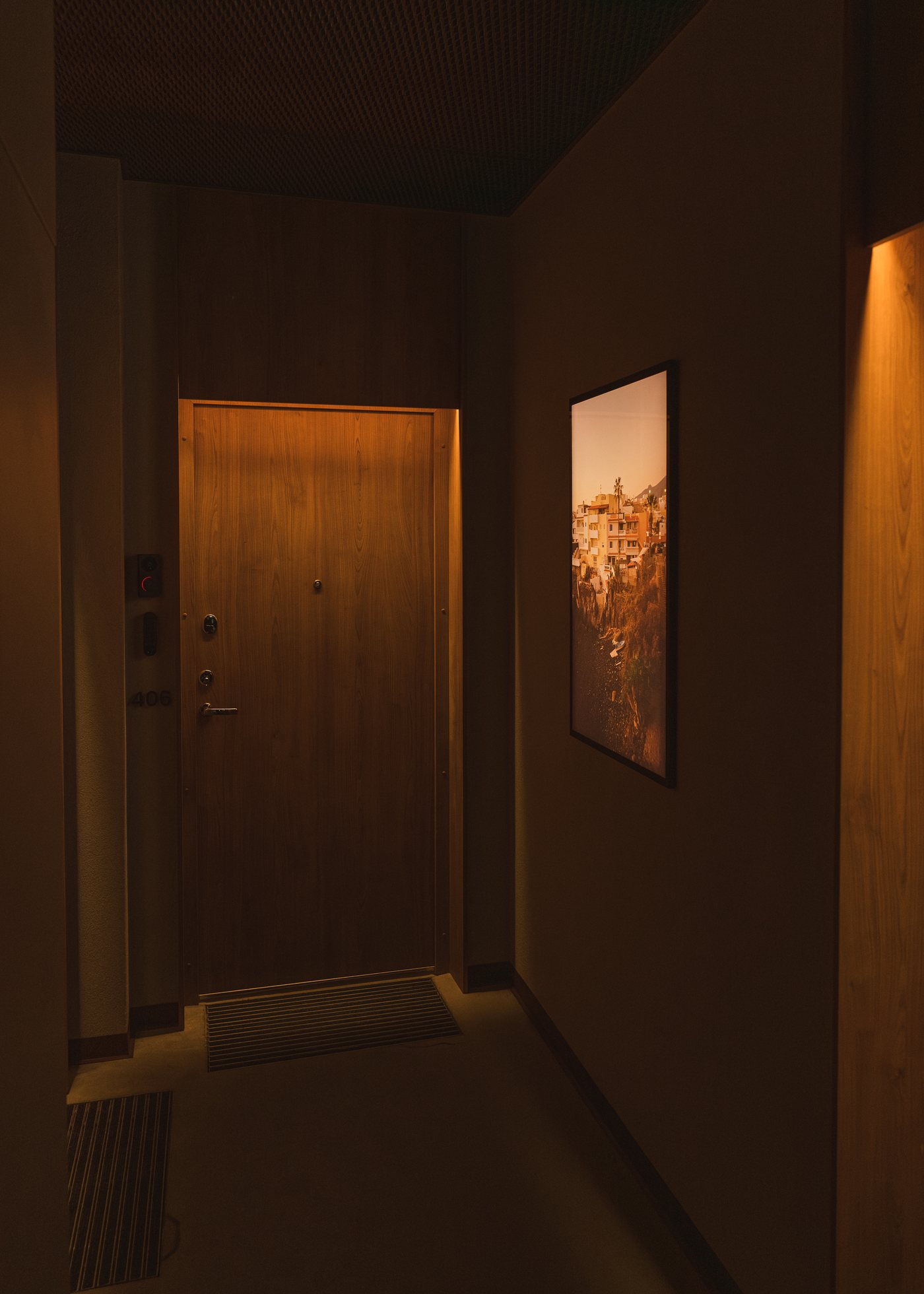 Lightframe by the entrance